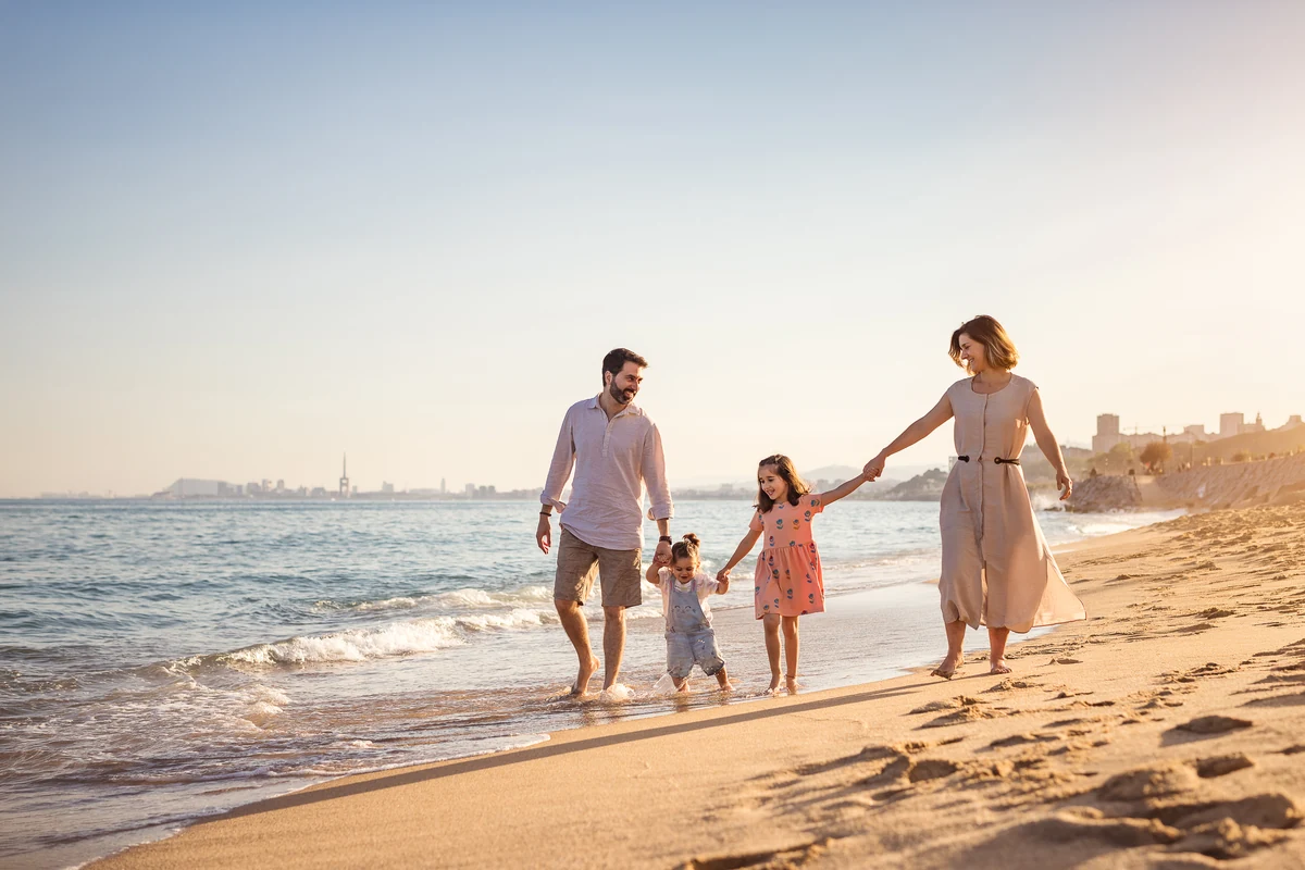 Familia paseando en la playa del Maresme durante una sesión de fotos