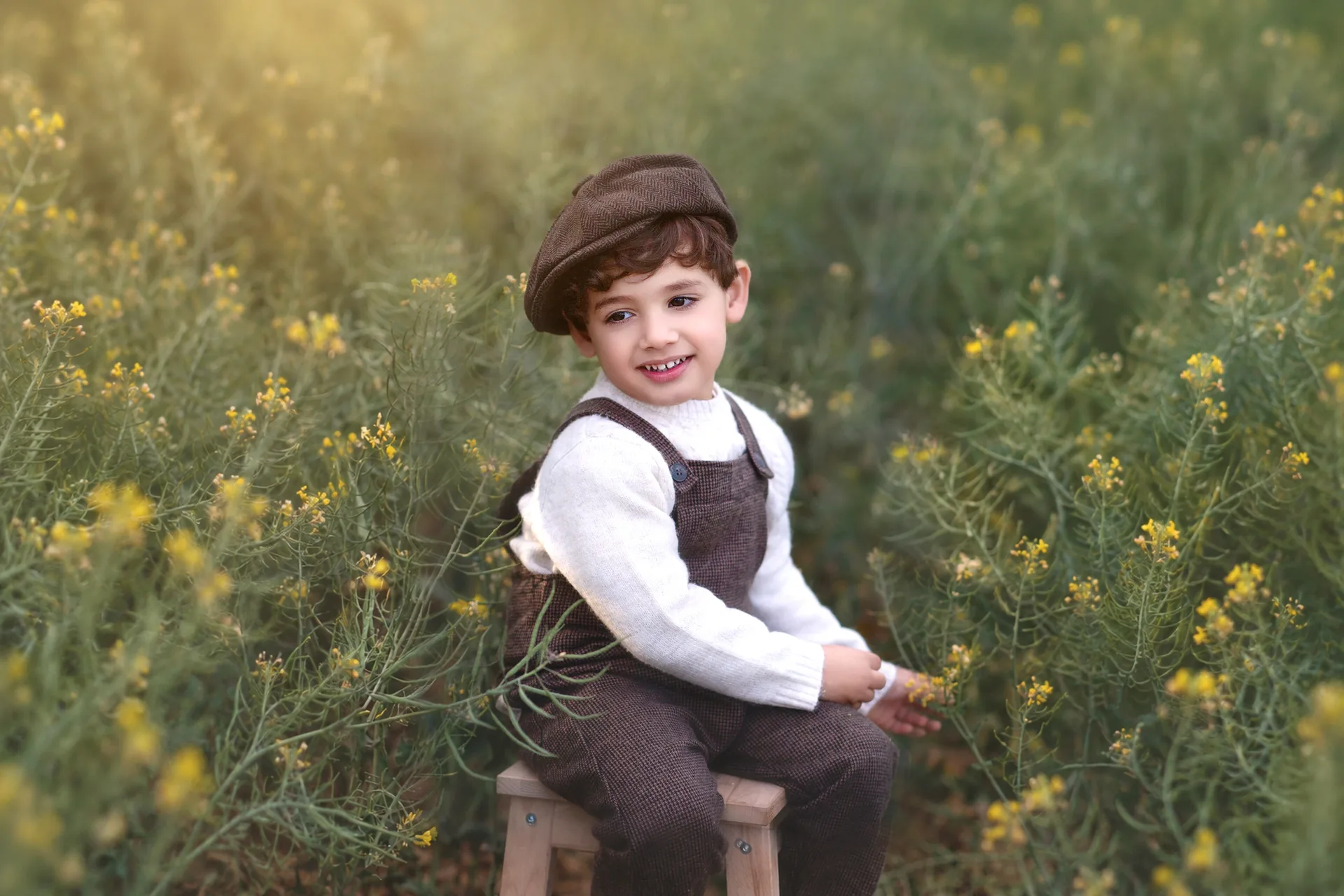 Retrato fine art de un niño entre flores silvestres, El Masnou